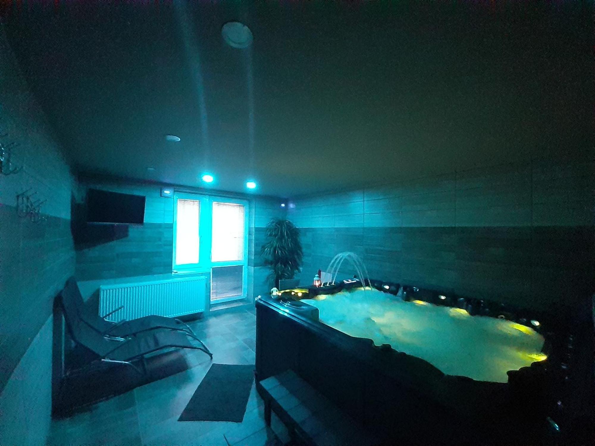 Apartman S Privatni Virivkou Bzenec Buitenkant foto